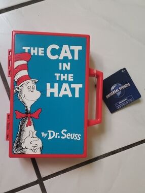 Brand new "Dr. Seuss" plastic lunchbox with 4 figures, one accessory